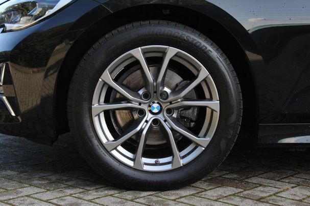 BMW 320i Touring Luxury Line 135 kW image number 29