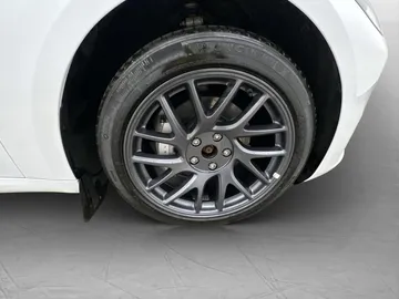Car image 34