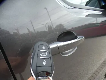 Car image 30