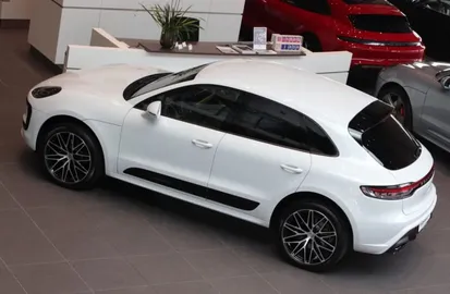 Car image 9