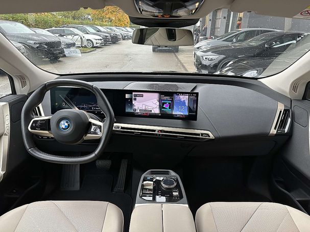 BMW iX xDrive40 240 kW image number 24