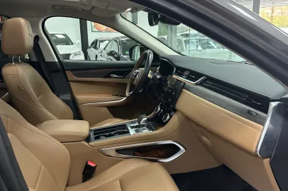 Car image 26