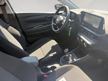Car image 14