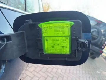 Car image 26