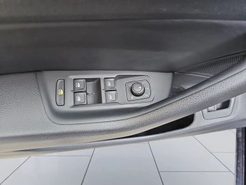 Car image 32