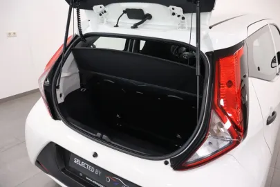 Car image 28