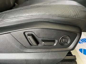 Car image 32