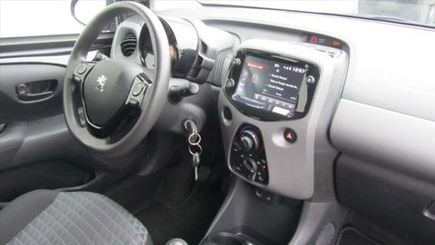 Car image 11