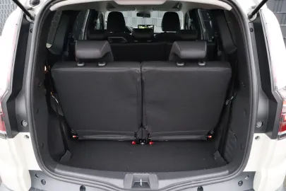 Car image 30