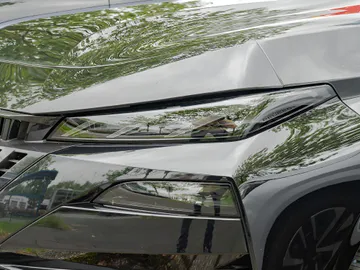 Car image 24