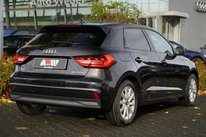 Car image 26