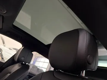 Car image 32