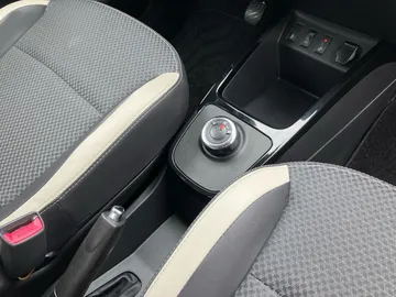 Car image 17