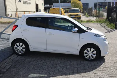 Car image 3