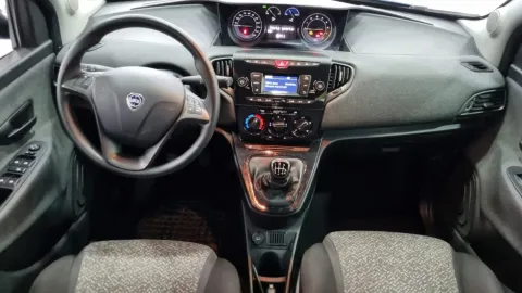 Car image 15