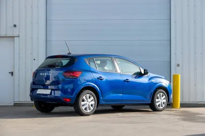 Car image 4