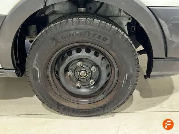 Car image 30