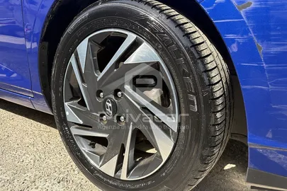 Car image 14