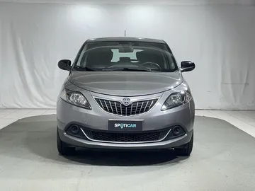 Car image 3