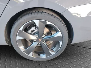 Car image 25