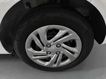 Car image 18