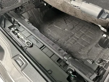 Car image 32