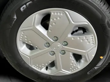 Car image 19