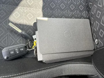 Car image 25