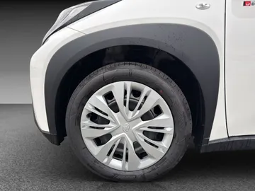 Car image 18