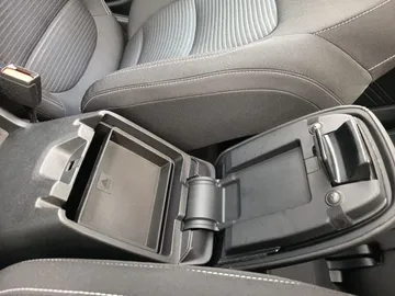 Car image 27
