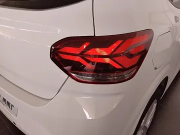 Car image 25