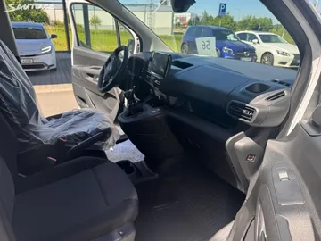 Car image 13