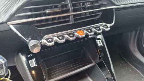 Car image 30