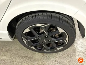 Car image 26