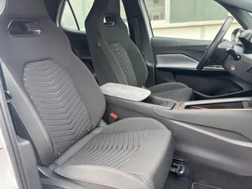 Car image 33