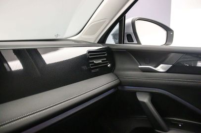 Car image 37