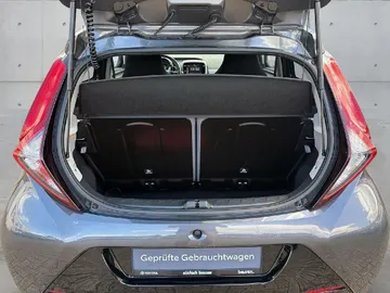 Car image 18