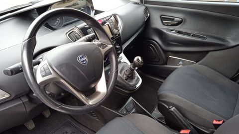 Car image 11