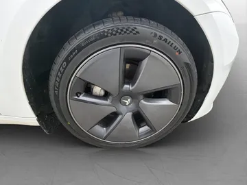 Car image 32