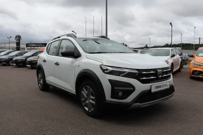 Car image 3