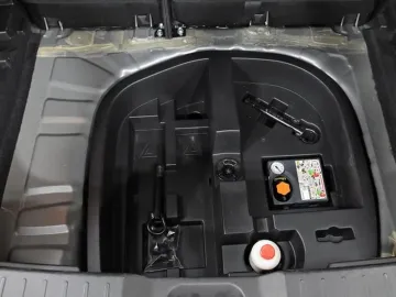 Car image 27