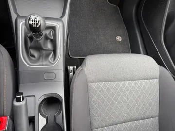 Car image 27