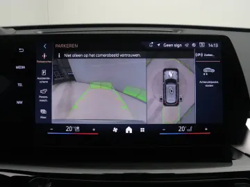 Car image 30