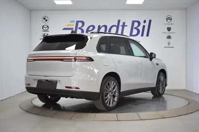Car image 5