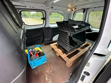 Car image 20