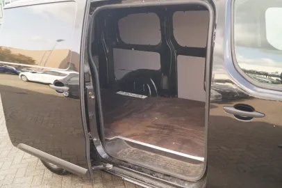 Car image 28