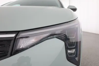 Car image 30