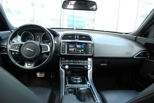 Jaguar XE 132 kW image number 8