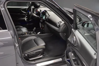 Car image 26