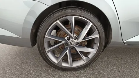 Car image 30